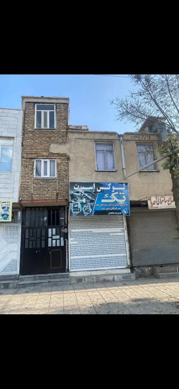 ملک تجاری مسکونی بر خیابان اصلی بازار روز