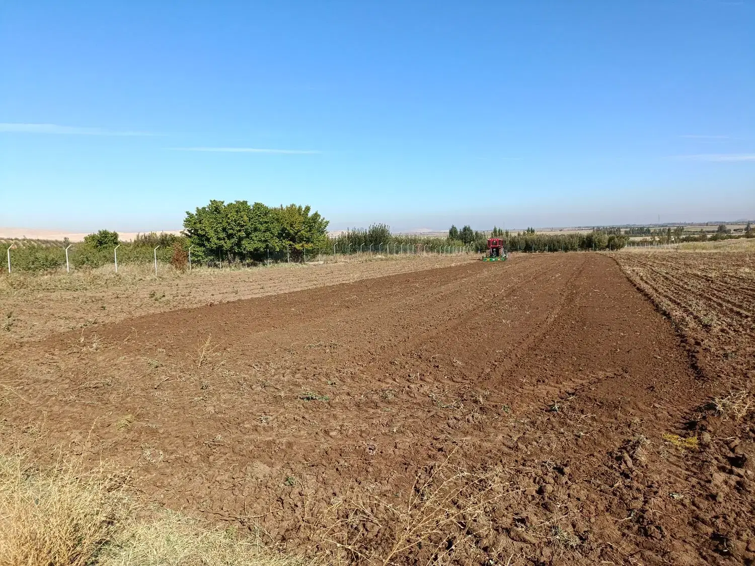 زمین زیر شبکه آبیاری کانال