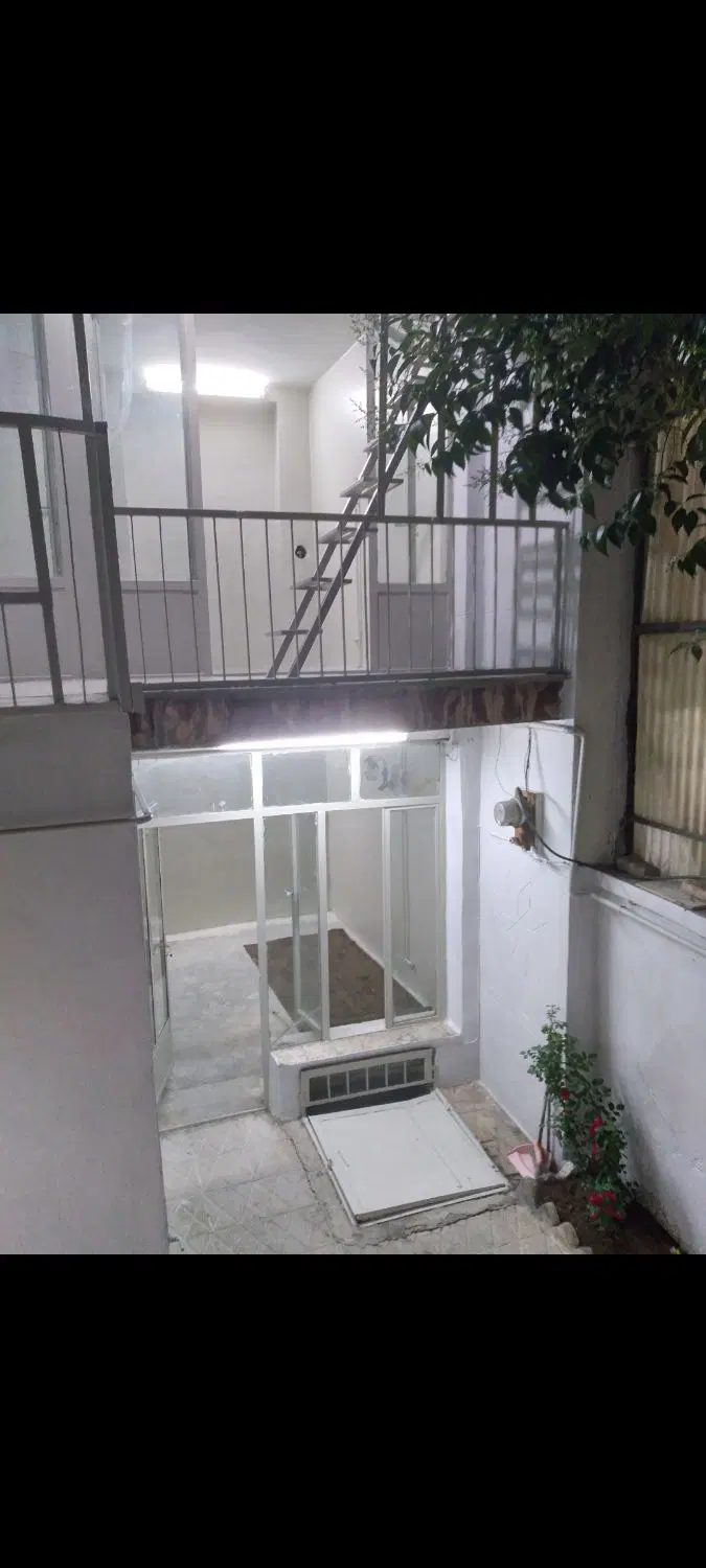 یک حیاط دربست دوطبقه