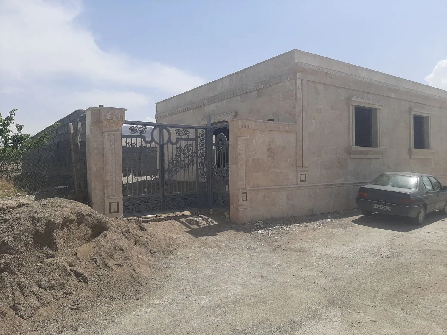 ویلایی نیمه کاره باقراباد