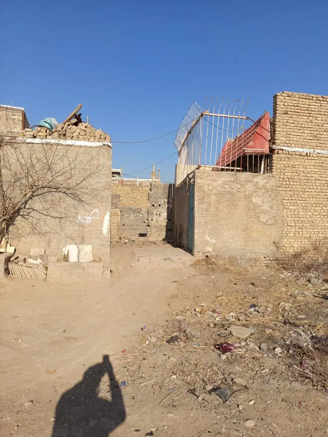 زمین چهار دیواری واقع در ارمبویه