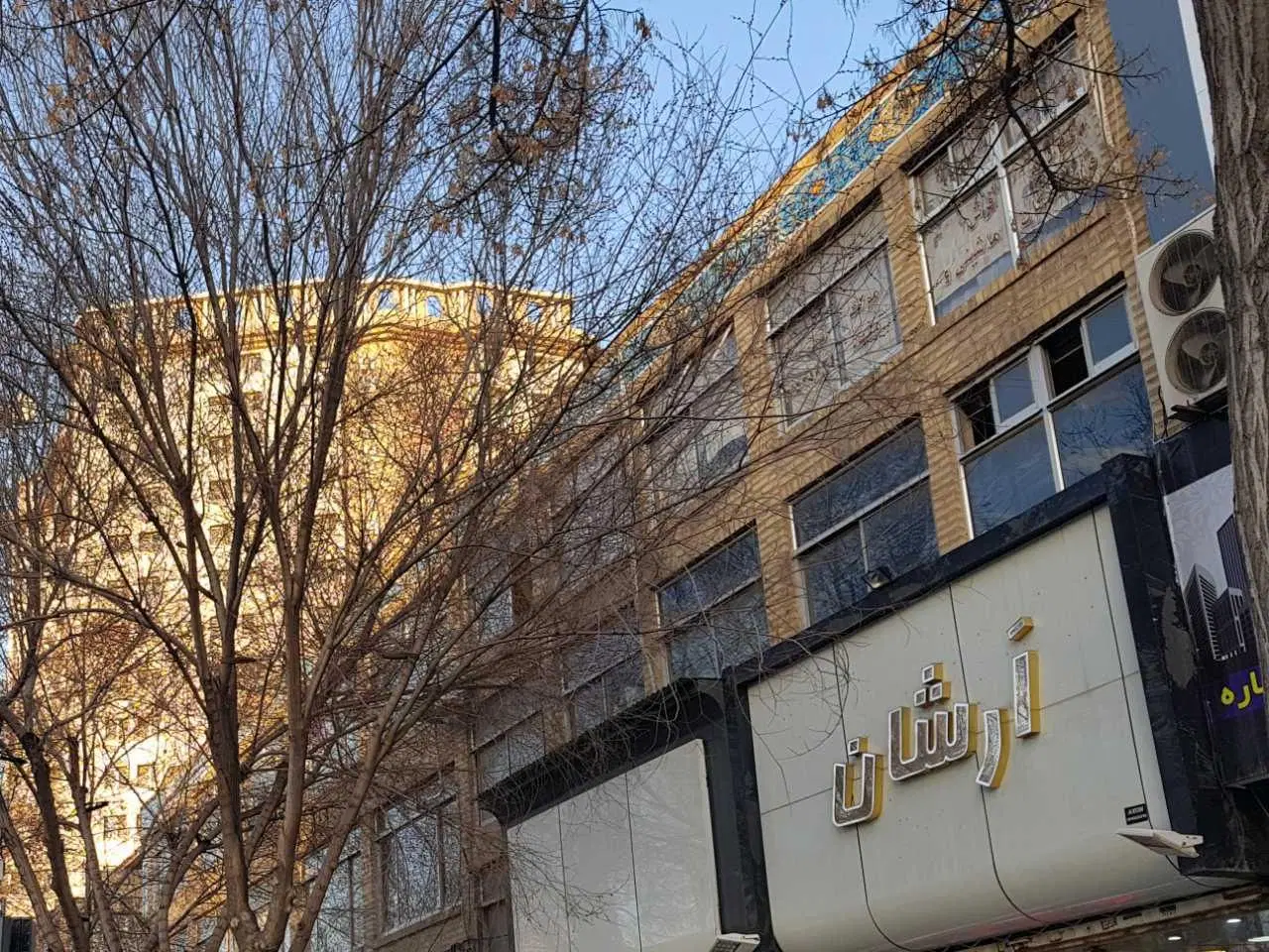 یک واحد تجاری حاشیه خیابان امام رضا سرنبش