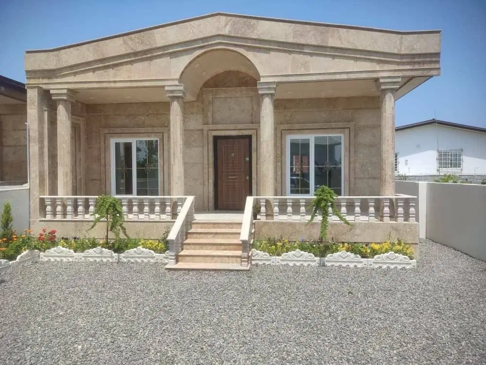 کنار خیابان چند قدمی دریا