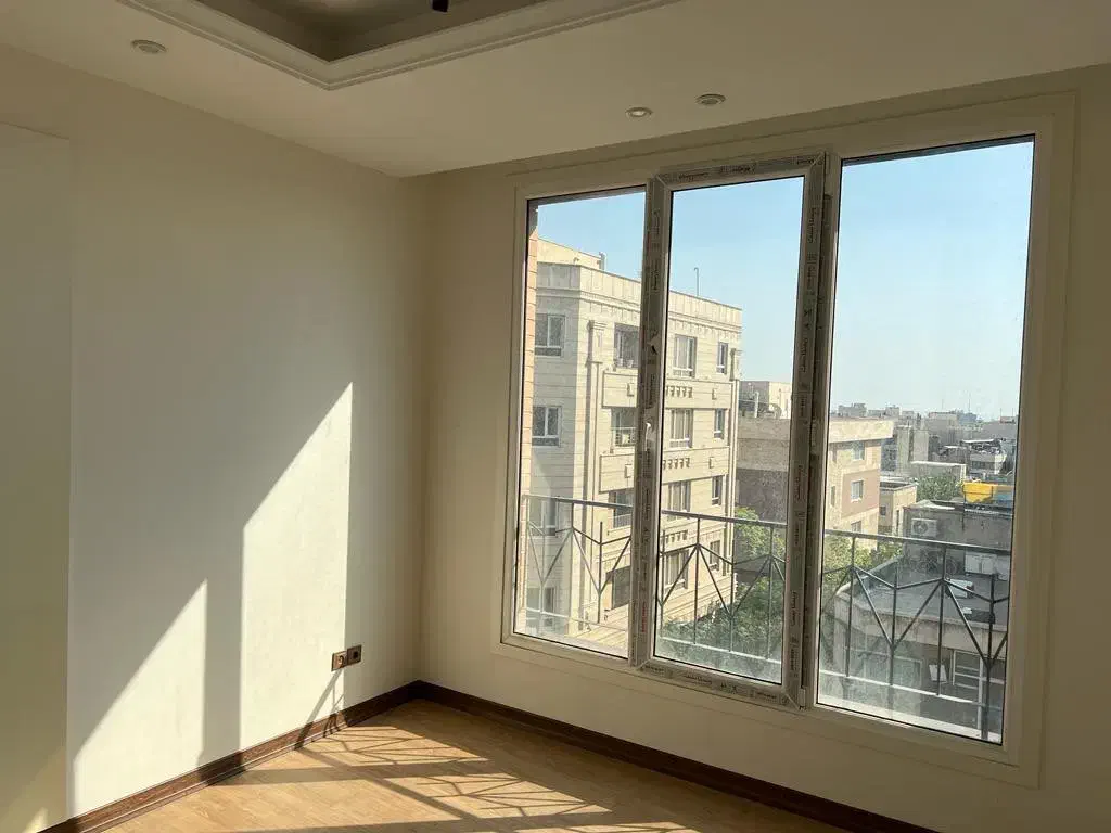 آپارتمان ۱۲۴ متری ۳ خوابه در سه راه طالقانی