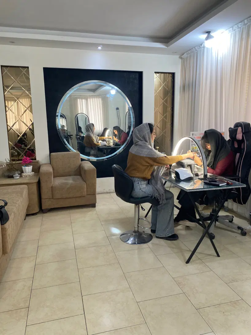 استخدام یک ناخونکارحرفه ای