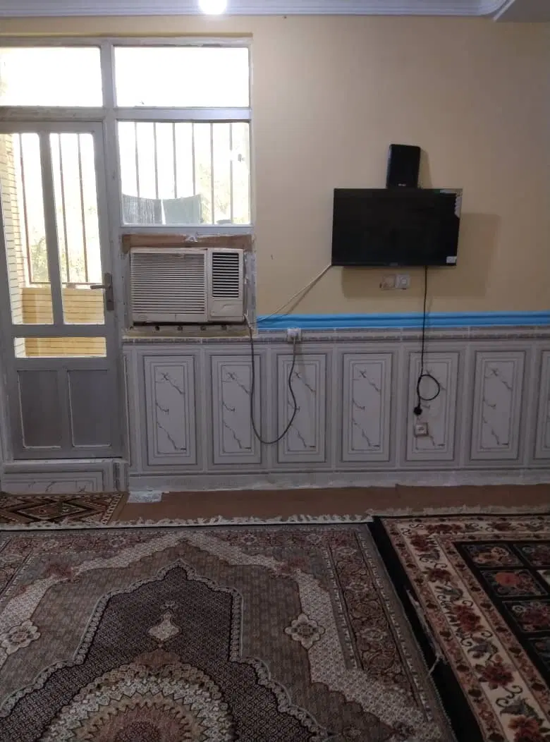 سویئت شبانه داخل بازار و نزدیک دریا کوچک