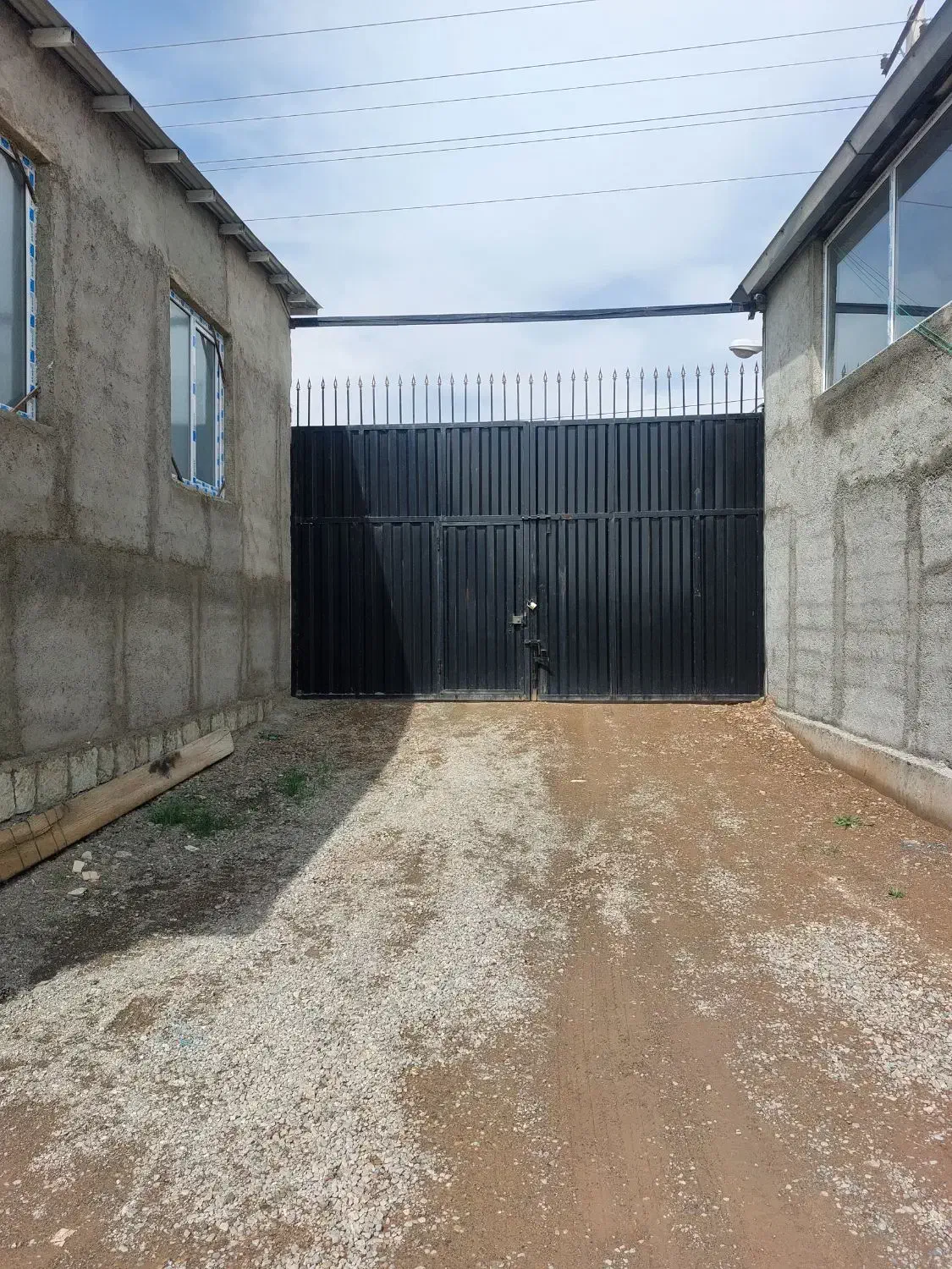 زمین تجاری صنعتی چهار دیواری