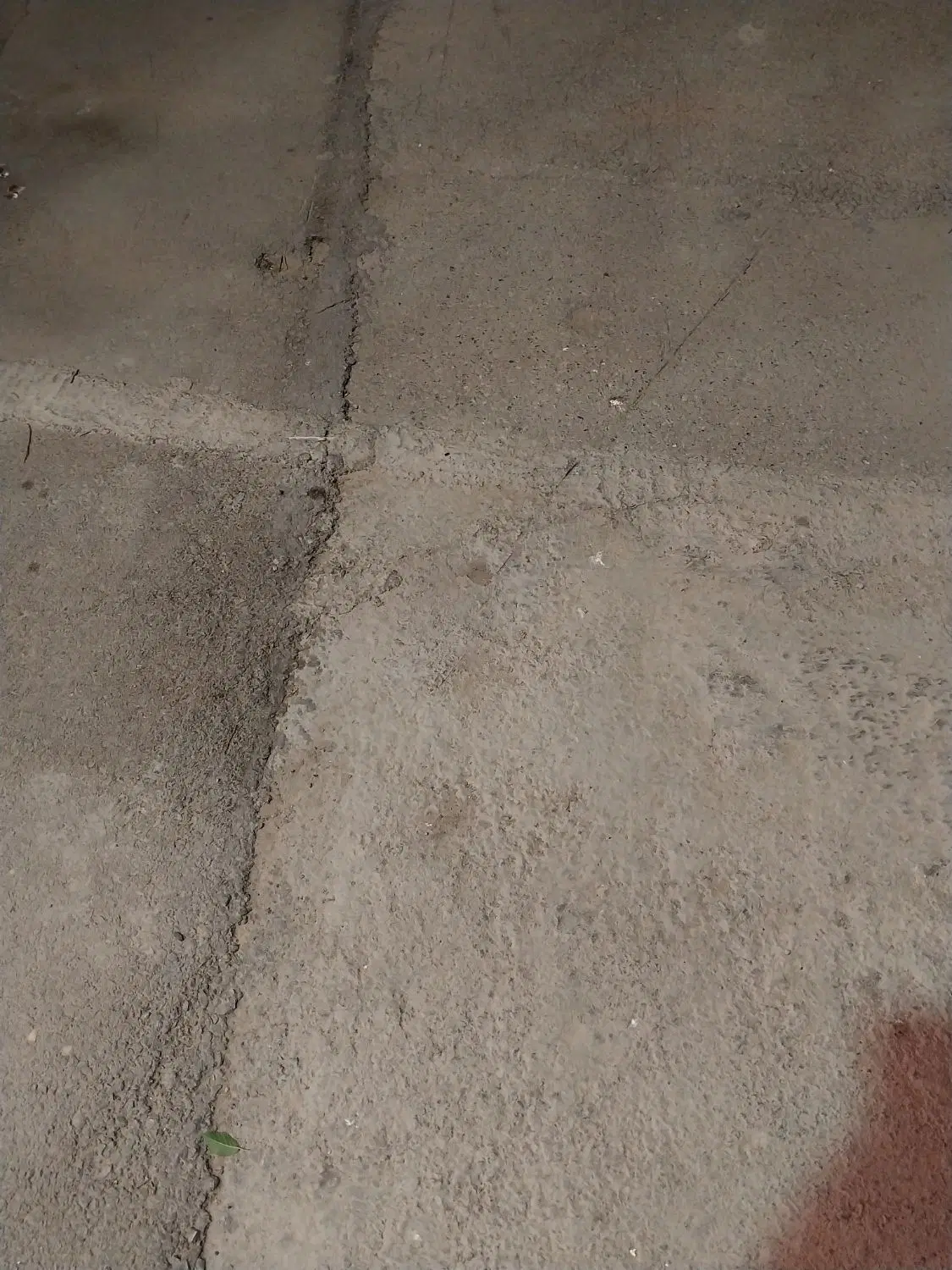 زمین بر جاده اصلی مبارکه مجلسی بروجن