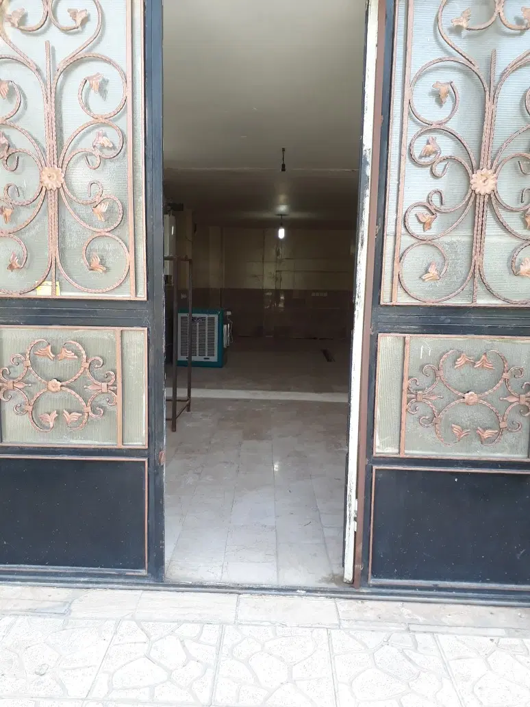 انبار ۱۰۰ متر.کارگاه بی صر و صدا