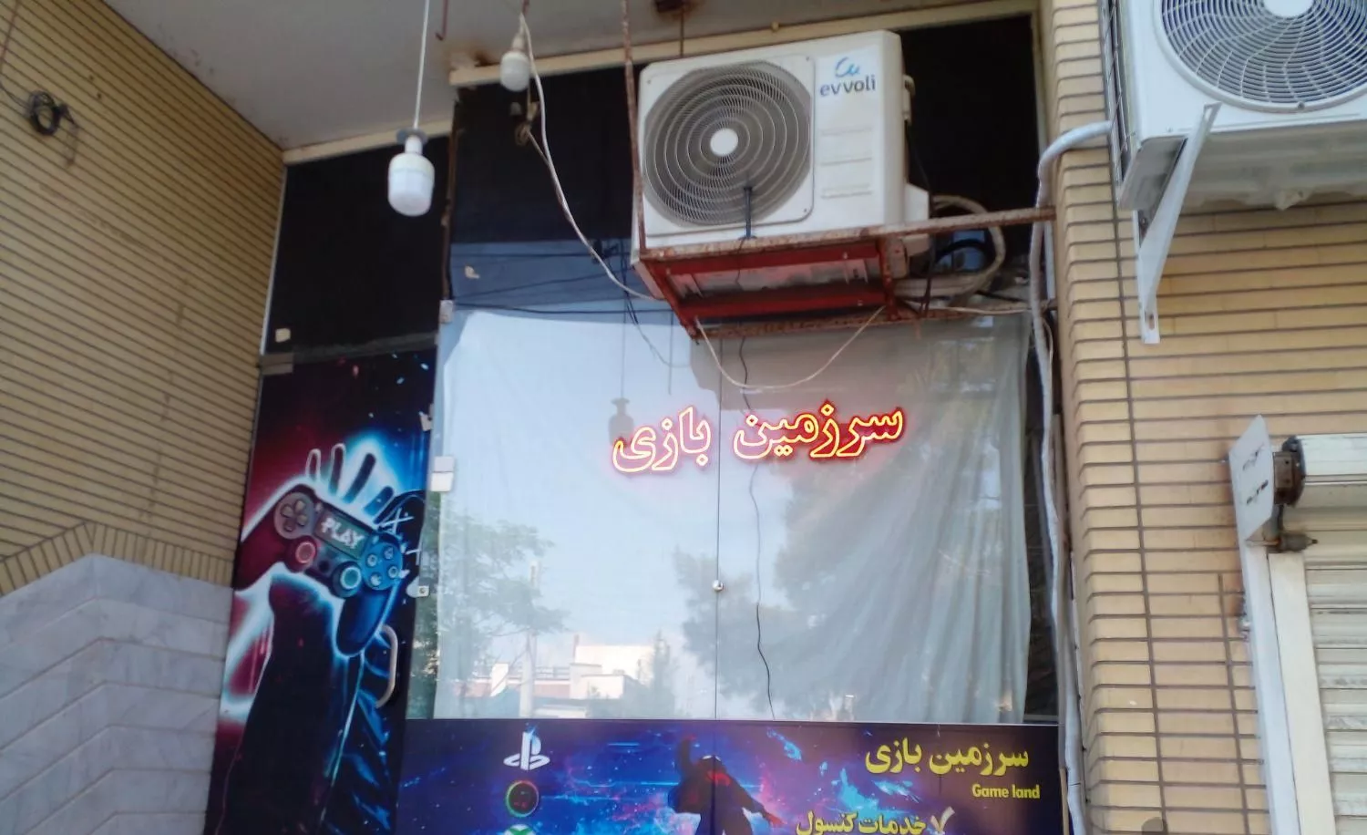 مغازه اجاره ای نبش خیابان زیارتی