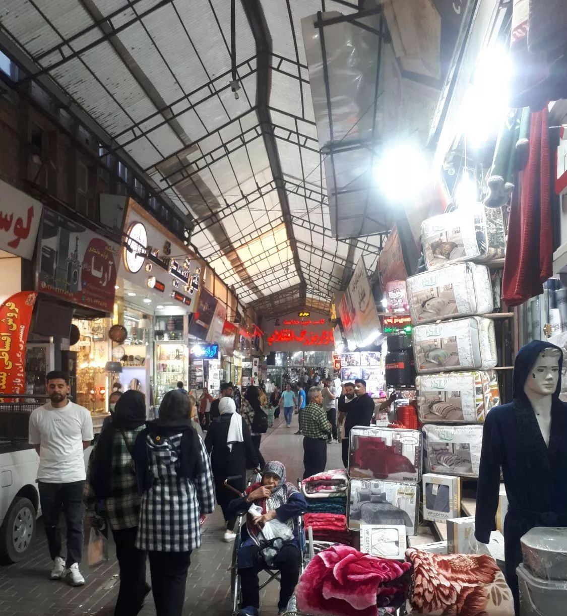 ۸ متر مغازه در بازار انقلاب