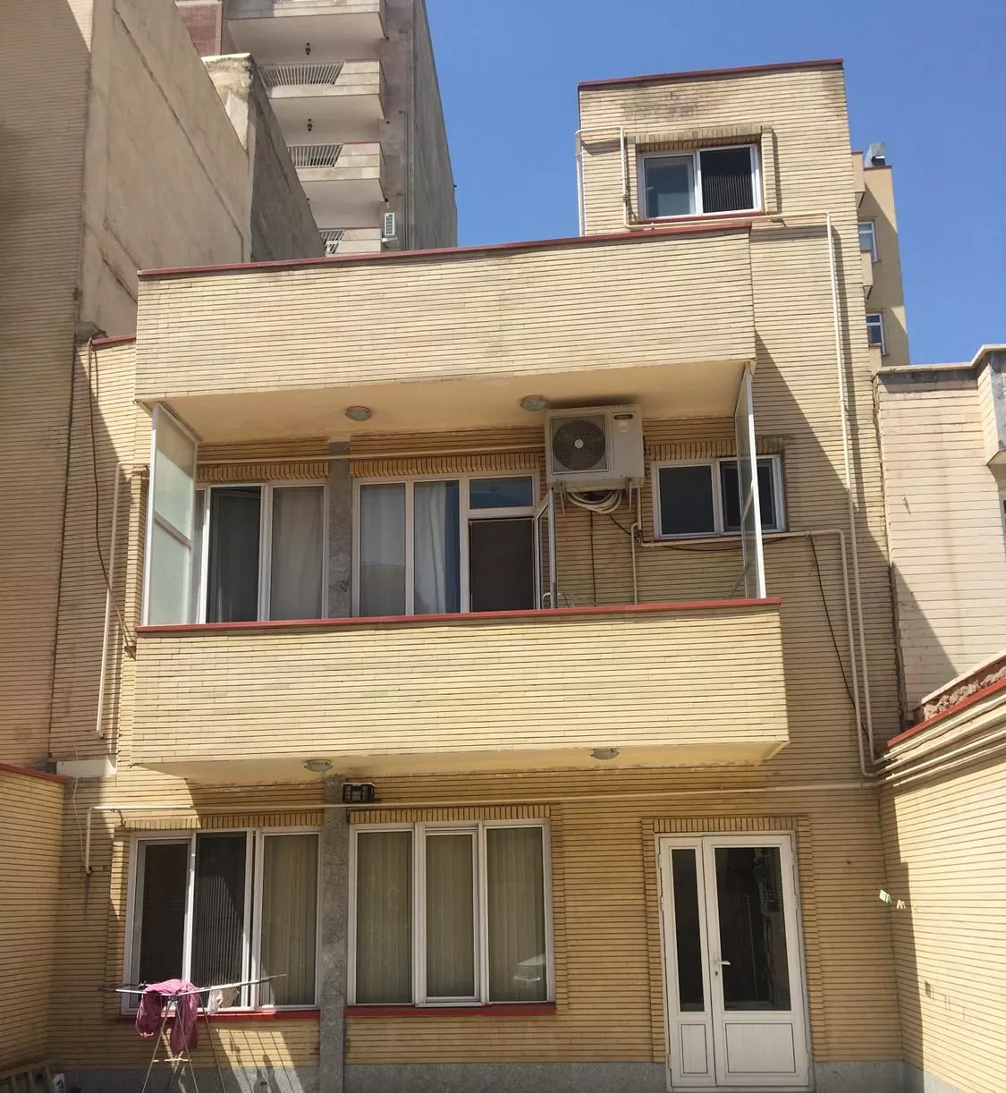 آپارتمان همکف خیابان شهریار (شهیدشهری) ۱۱۵ متر