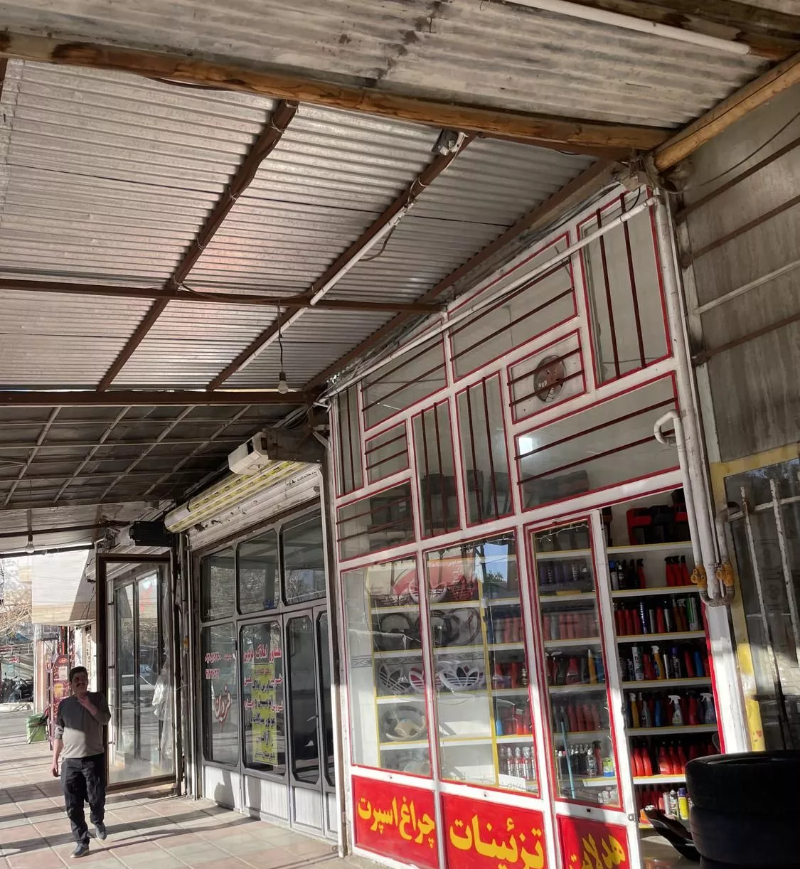 مغازه ۲۶متری خیابان اقبال لاهوری