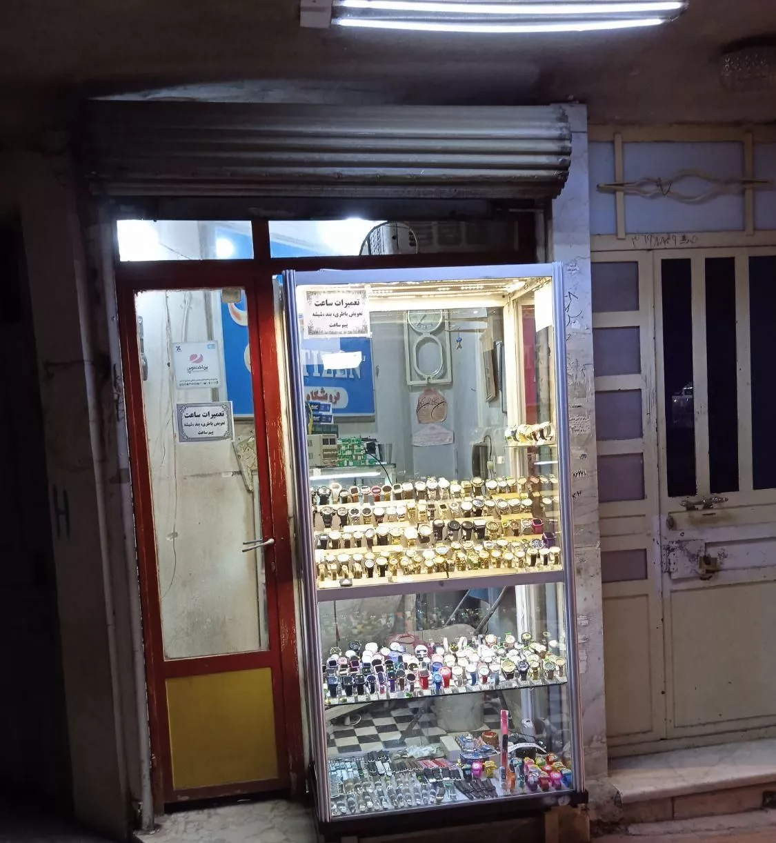 مغازه خیابان هلال احمر