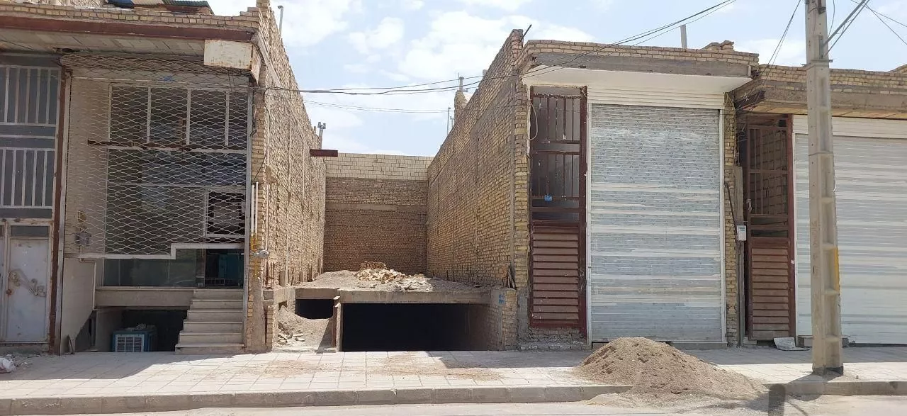 مغازه ۹۰ متری نیمه ساز خیابان خیبر