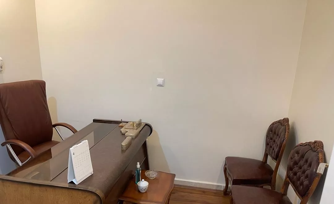 یک اتاق مبله از دفتر وکالت شیخ بهایی