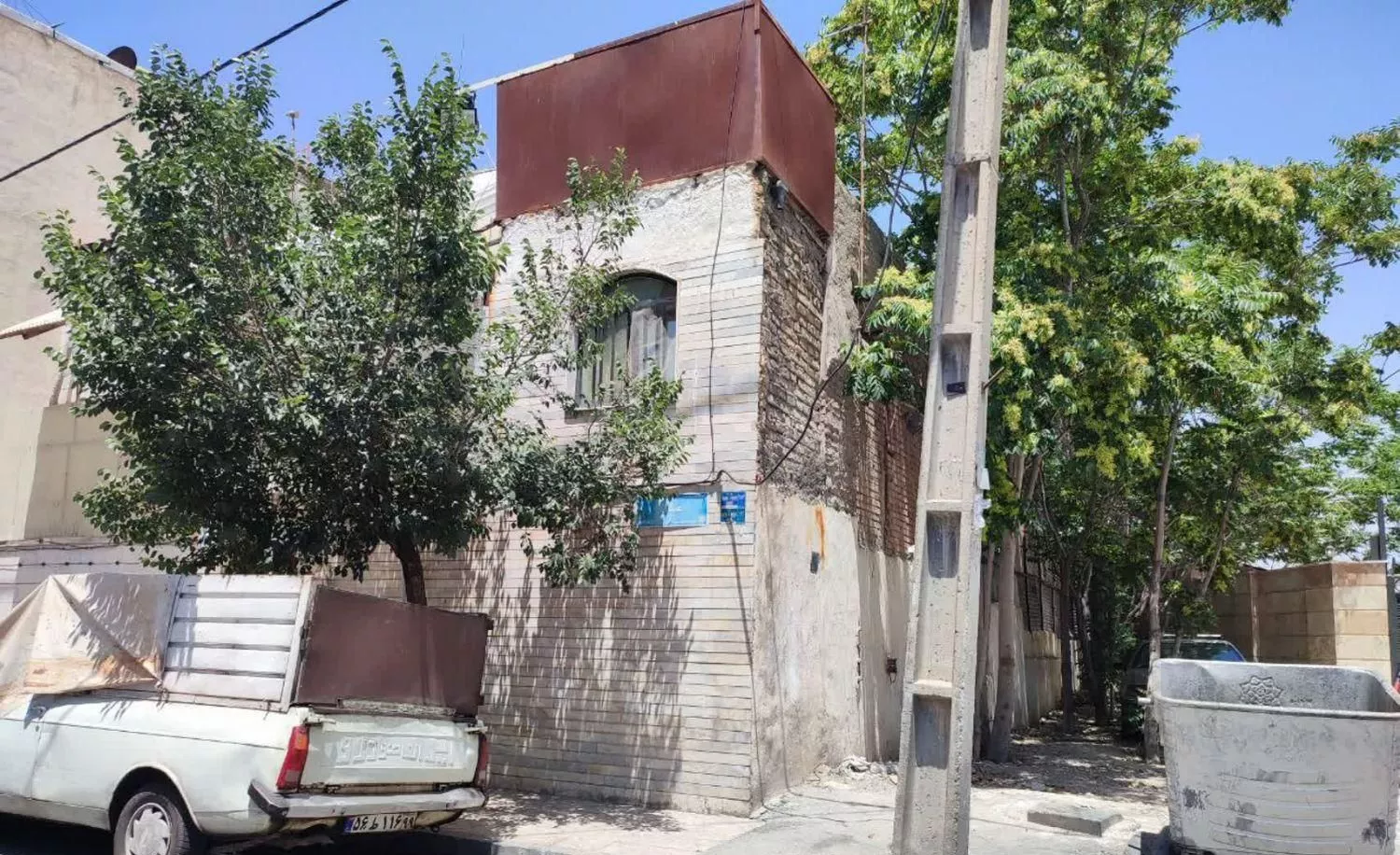 خانه ویلایی دو طبقه ونیم نبش خیابان وکوچه