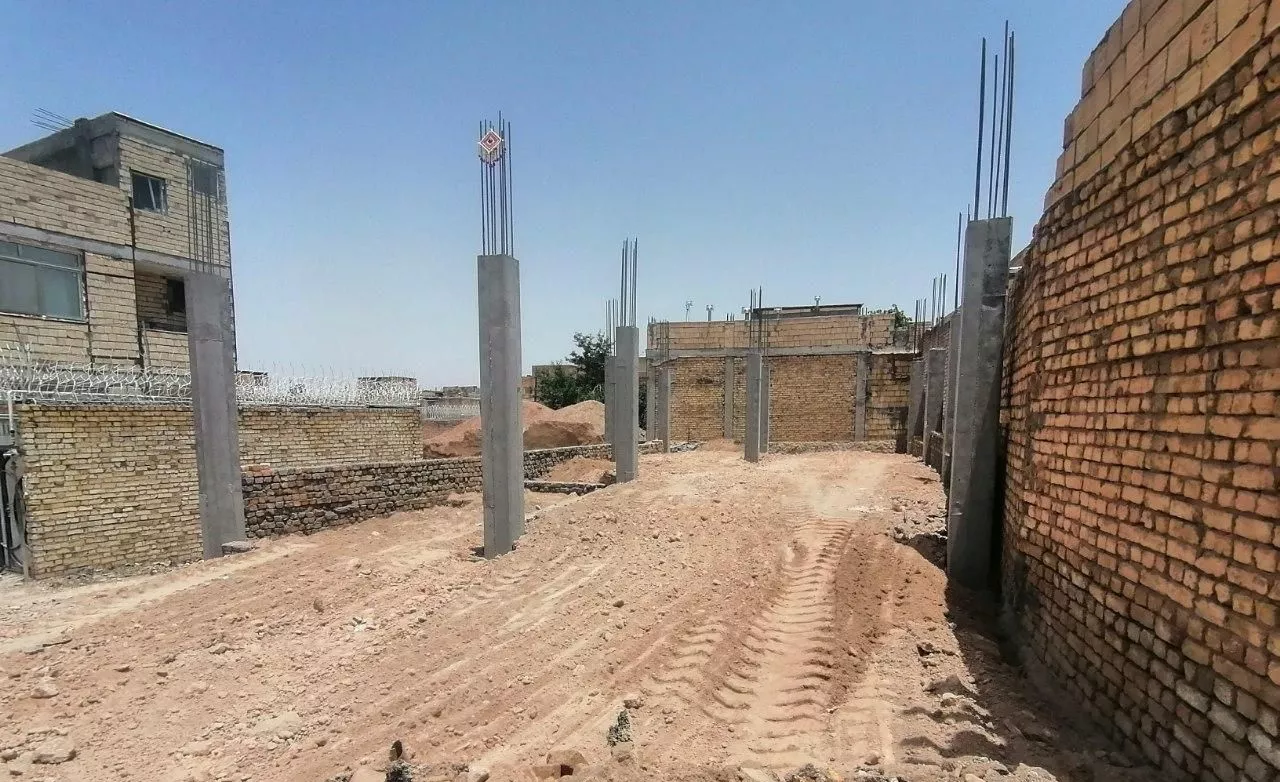 خانه نیم ساخت در شهر سده لنجان