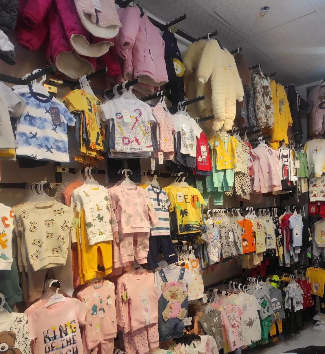 فروش مغازه لباس نوزادی همراه باجنس و دکور