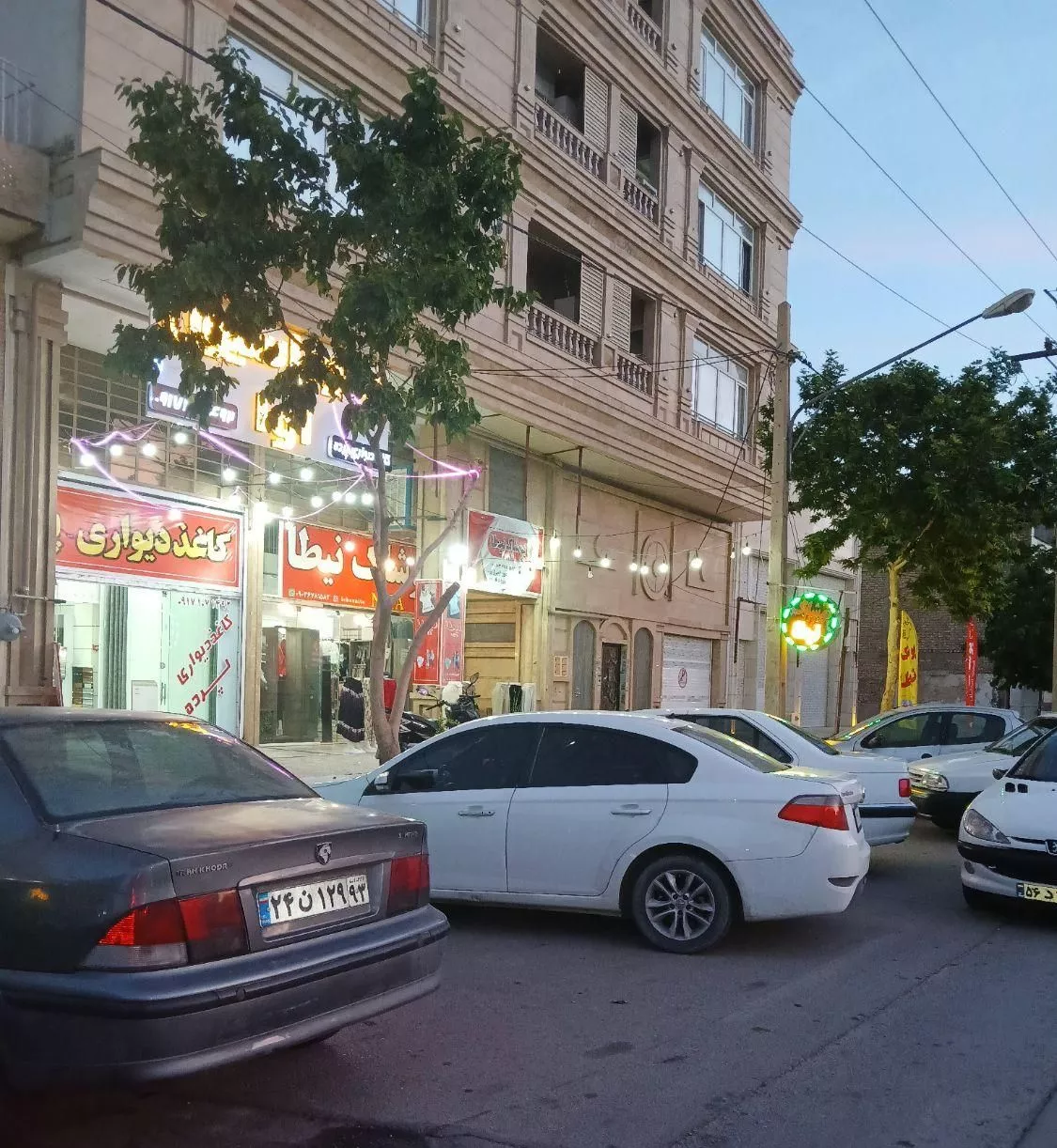 مغازه ۱۰۰ متری بیست متری امام خمینی