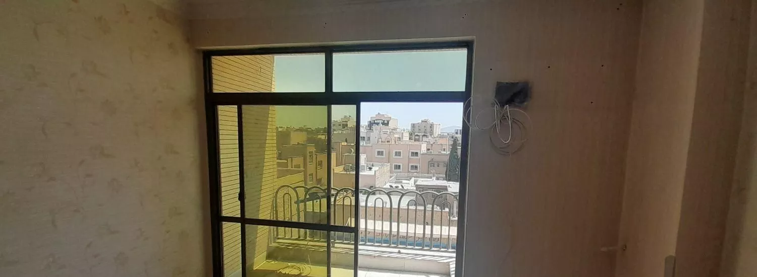 آپارتمان ۱۰۲ متری طبقه سوم بر خیابان فلسطین