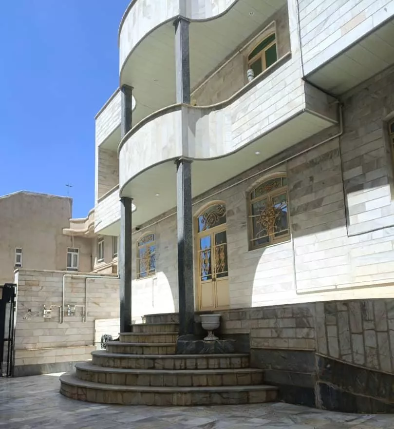 ساختان مسکونی دو طبقه واقع در شهرستان تکاب