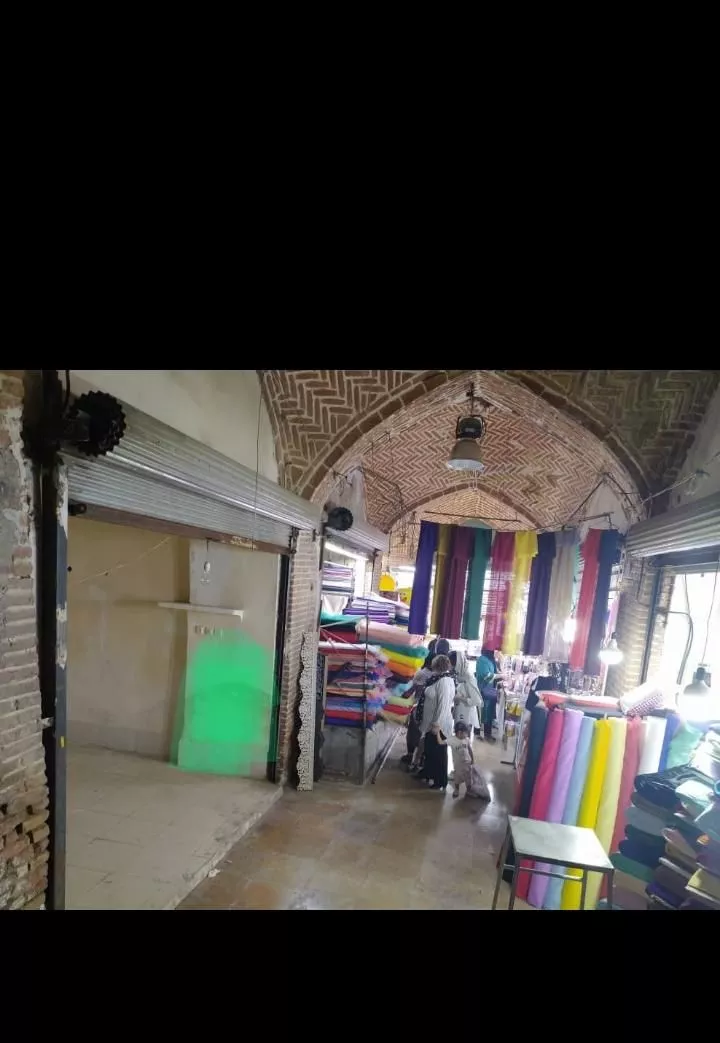 یک باب مغازه در بازار سنندجی