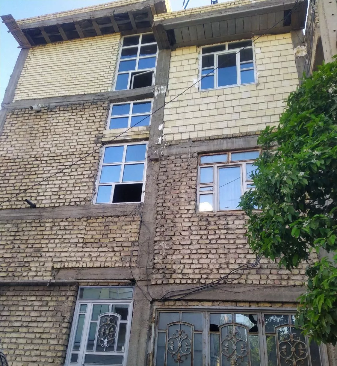 خانه ۳طبقه واقع در ترکان روبروپارک شهروند