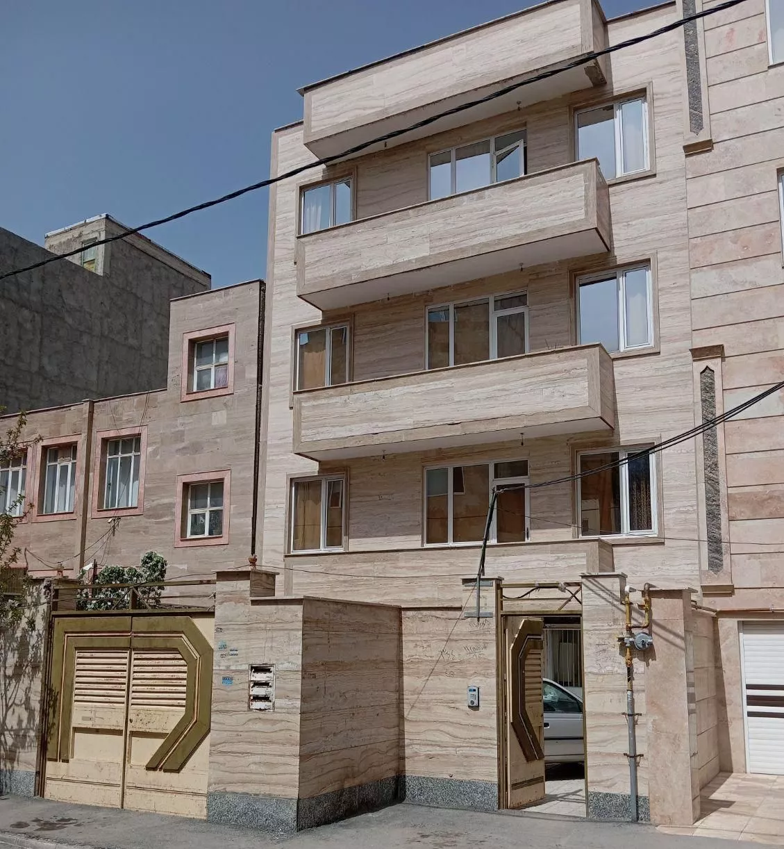 آپارتمان سه طبقه در شهرک رازی اردبیل