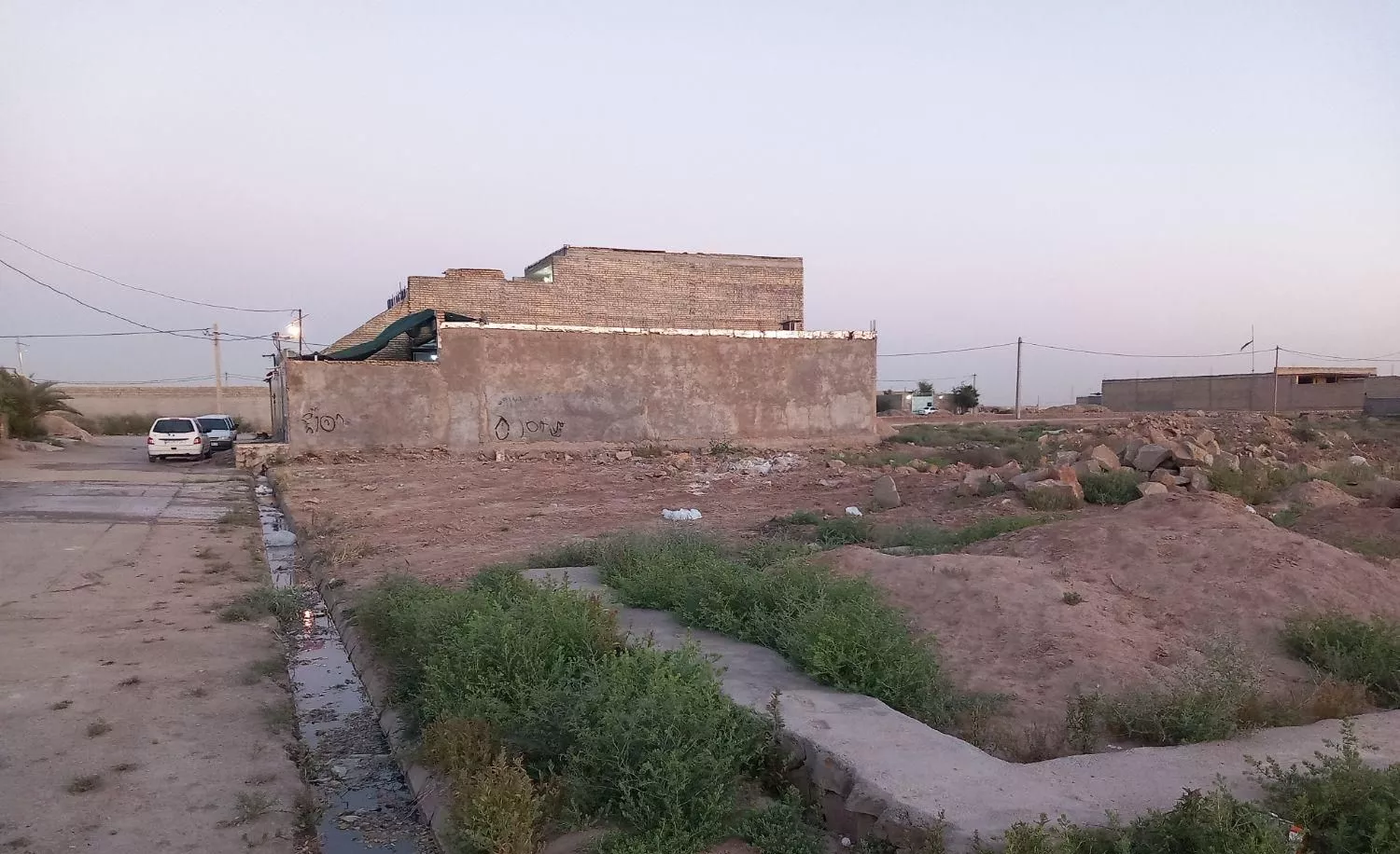 یک زمین ۱۰۰ متری در شهید بهشتی بفروش میرسد