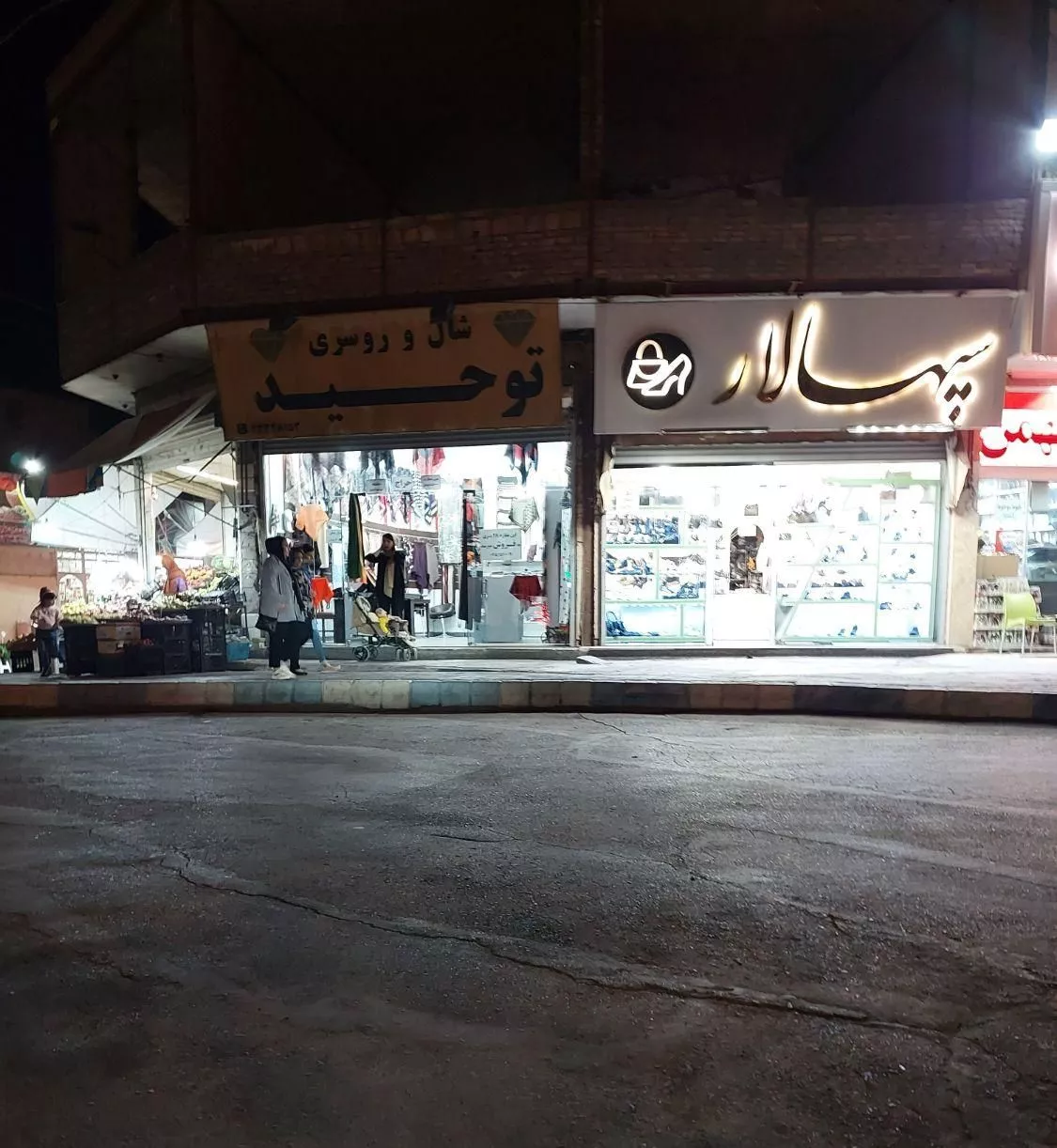 مغازه تجاری دائم ۲۸ متری حاشیه خیابان امام