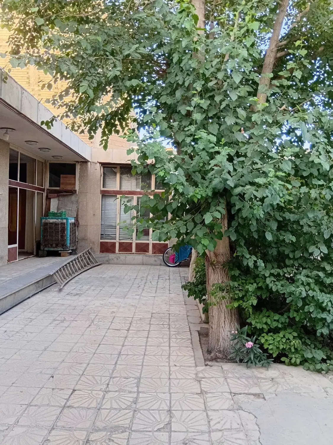 خانه ویلایی در خیابان  ۲۲ بهمن