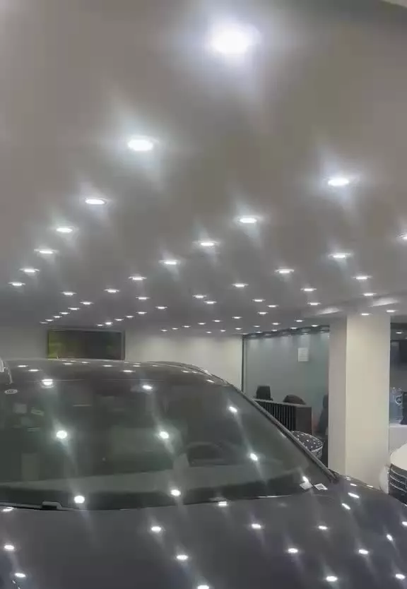 مغازه دو نبش بر خیابان ولیعصر نرسیده به پارک ساعی