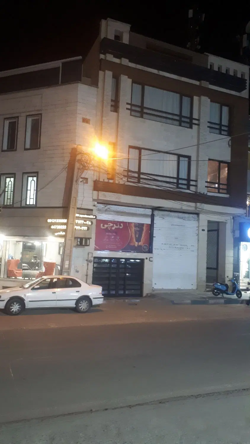 تجاری در متراژ های ۳۰۰و ۲۵۰و ۲۰۰و ۱۳۰و ۱۰۰و ۷۵ م