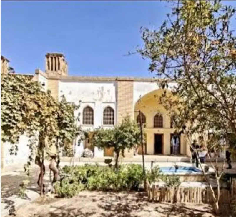 فروش یک باب منزل مسکونی قدیمی