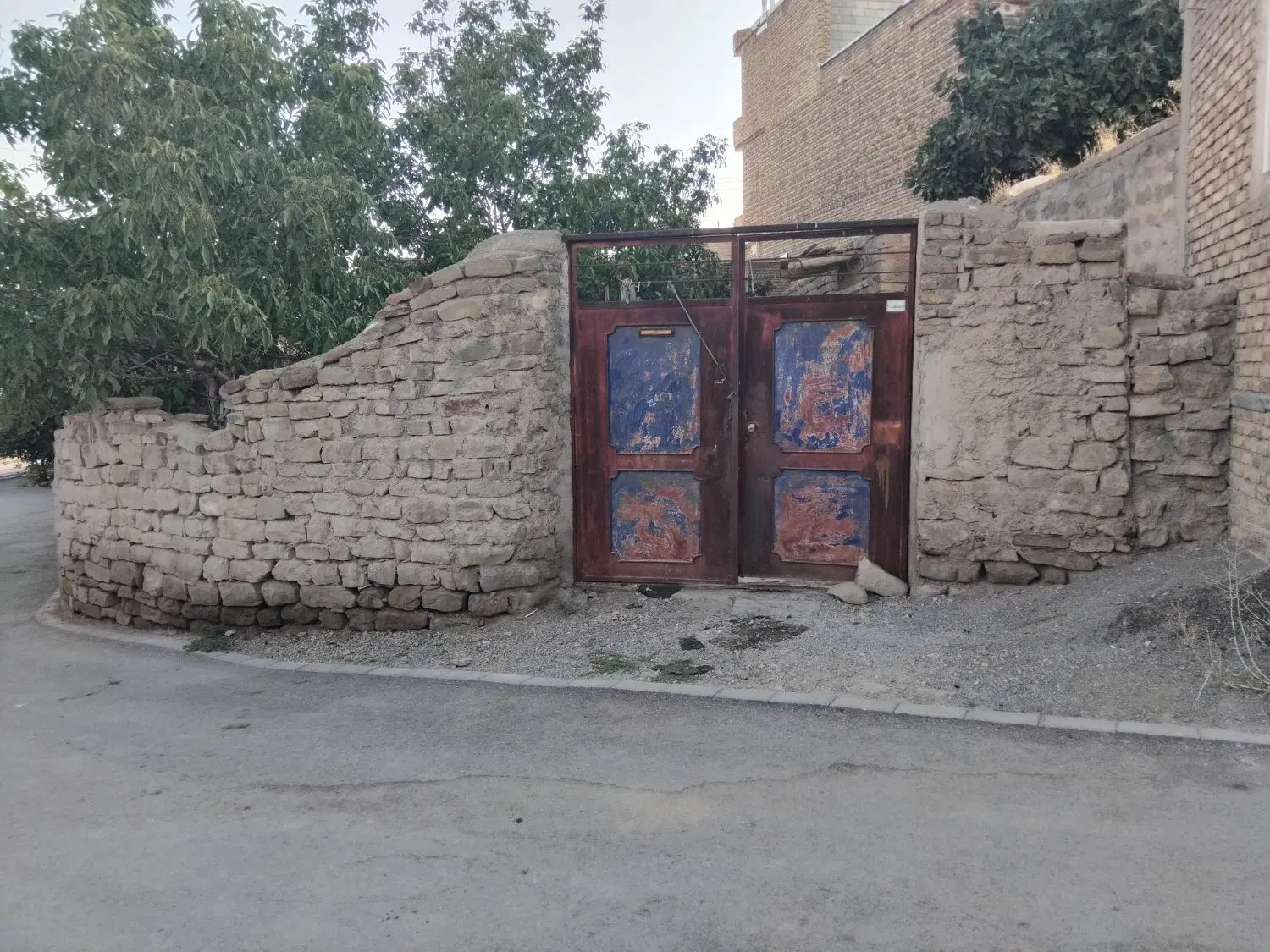 حیاط کلنگی