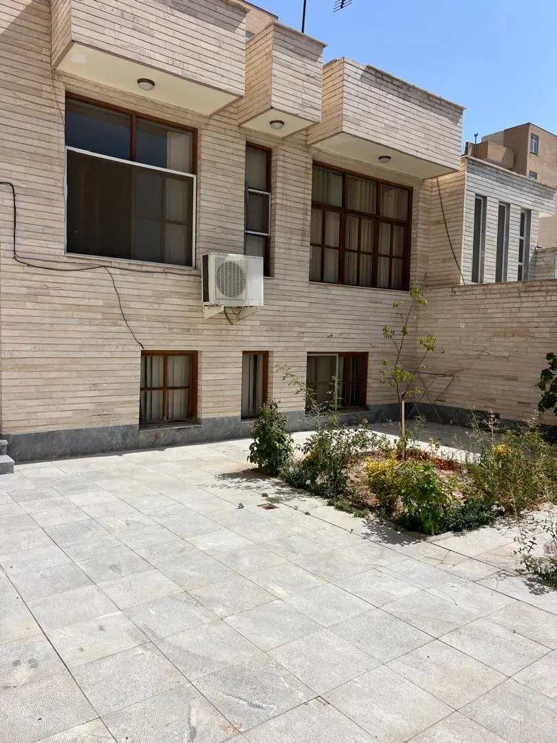فروش حیاط ۲۰۰ متری قابل نشیمن در زعفرانیه