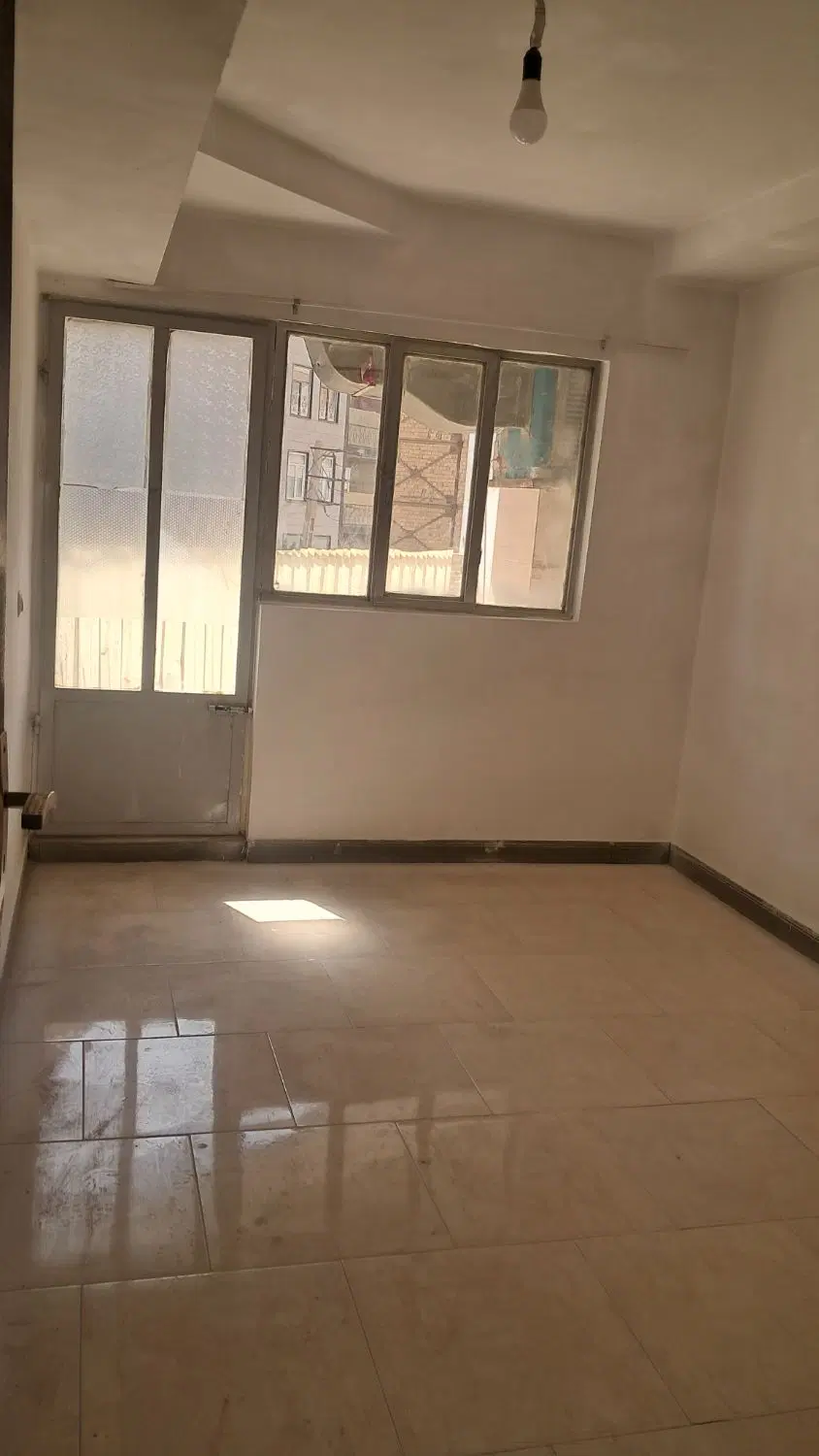 ۱۱۰متری طبقه دوم رو به نماخیابان اصلی