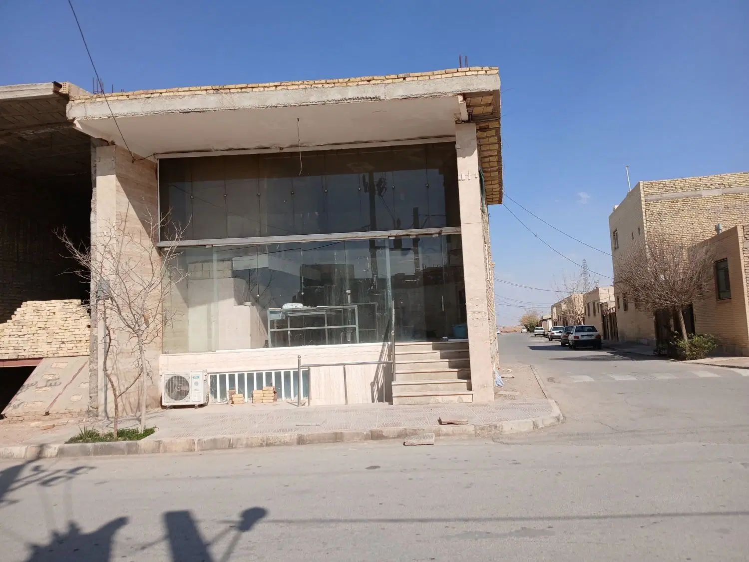 زیرزمین مسکونی ومغازه تجاری