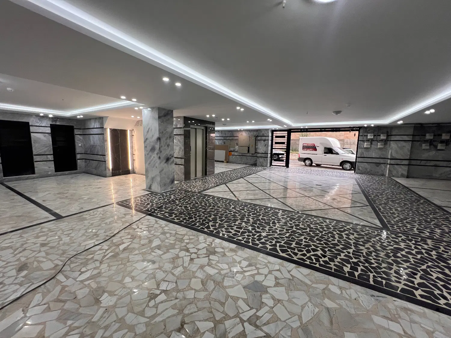 ۱۳۳ متر دو نبش آکواریوم