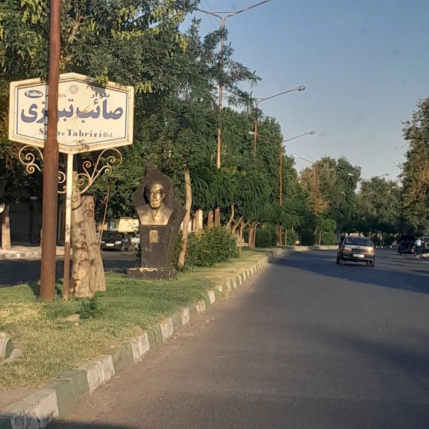 حیاط مسکونی سومین قطعه از برخیابان صائب تبریزی
