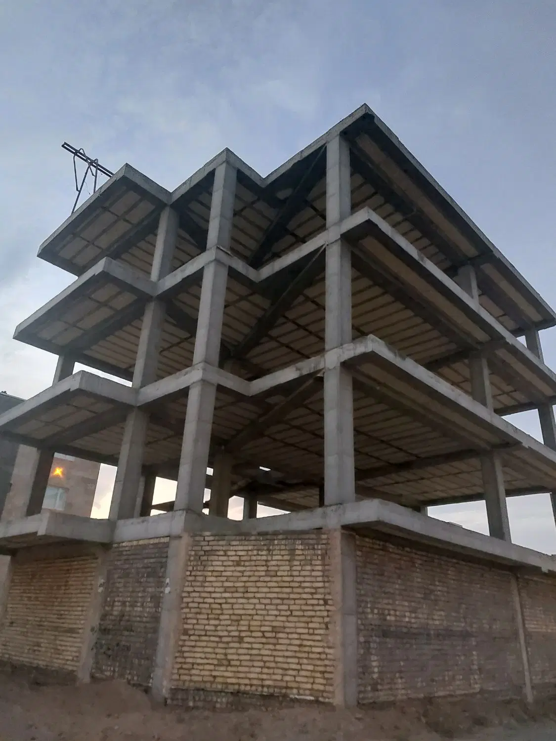 ساختمان نیمه ساز،شهرک سازان