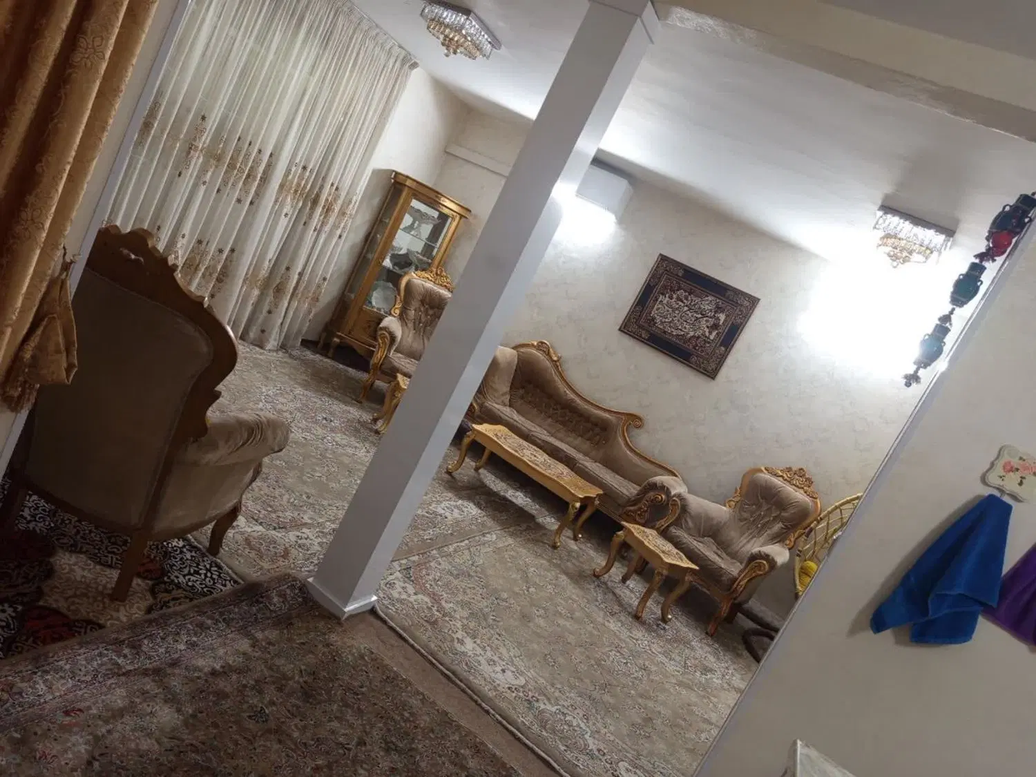 خانه دربست ۲ طبقه مجزا تمیز پارکینگ دارد