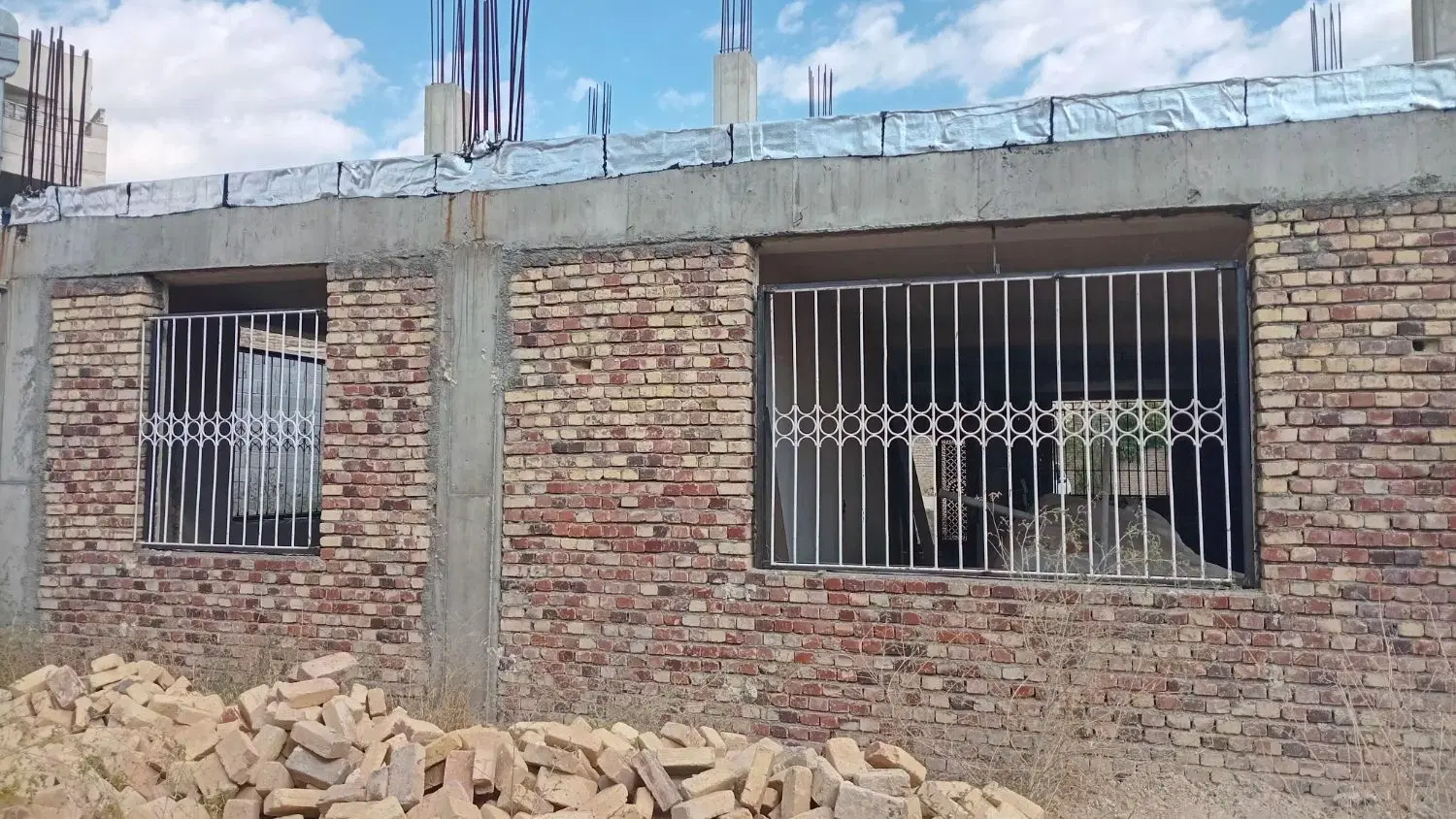 ساختمان نیمه کاره