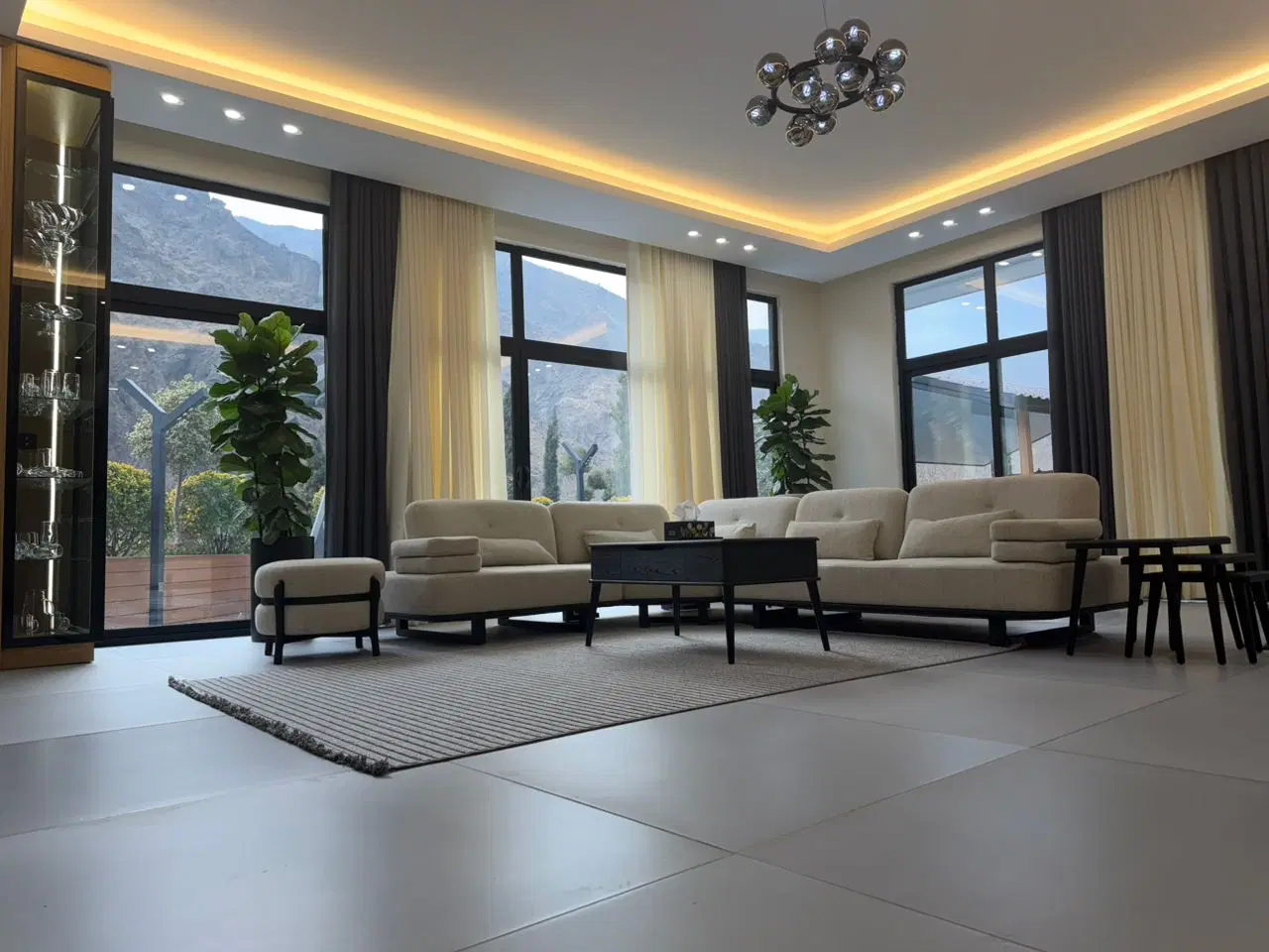 پنت هاوس لوکس و مدرن در تاپ ترین نقطه عظیمیه