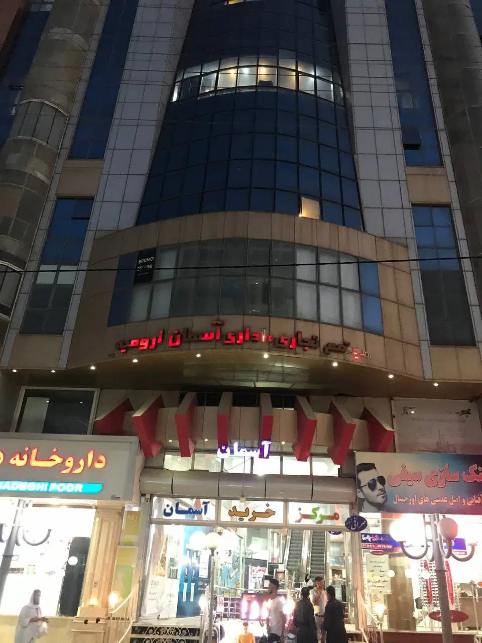 اجاره مغازه.14متری.طبقه اول برج آسمان.خیابان حسنی