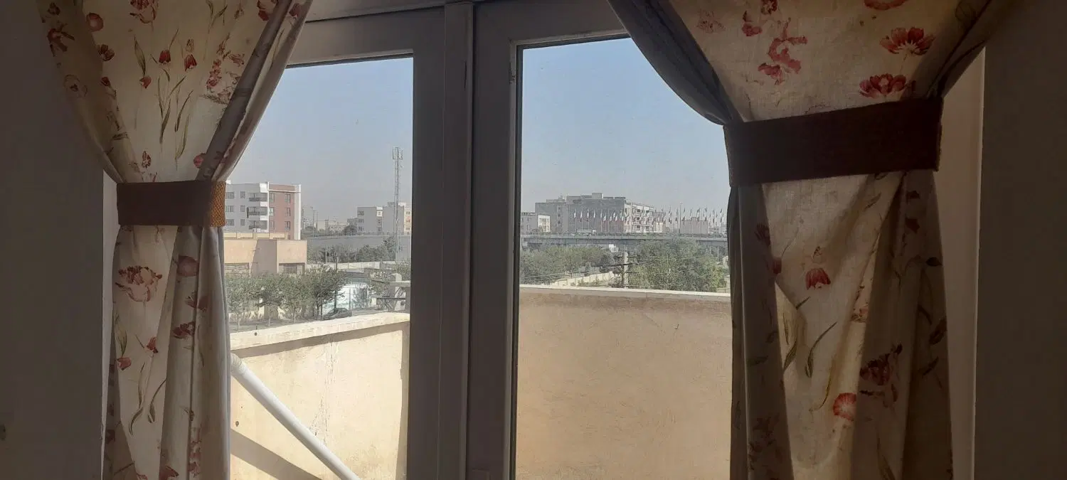 واحد ۹۰ متری رو به نما با بالکن بزرگ