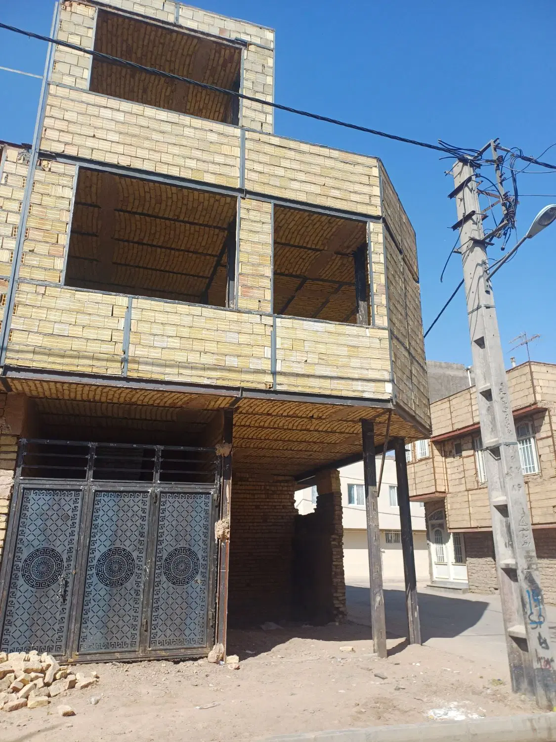 کامکار۱۶متری دفتری کوچه۱۱انتهای کوچه دست راست