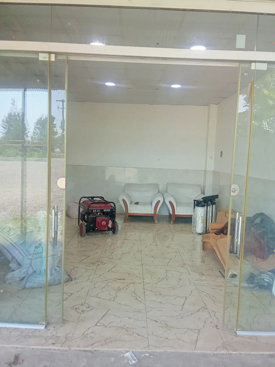 فروش و رهن مغازه بر خیابان اصلی