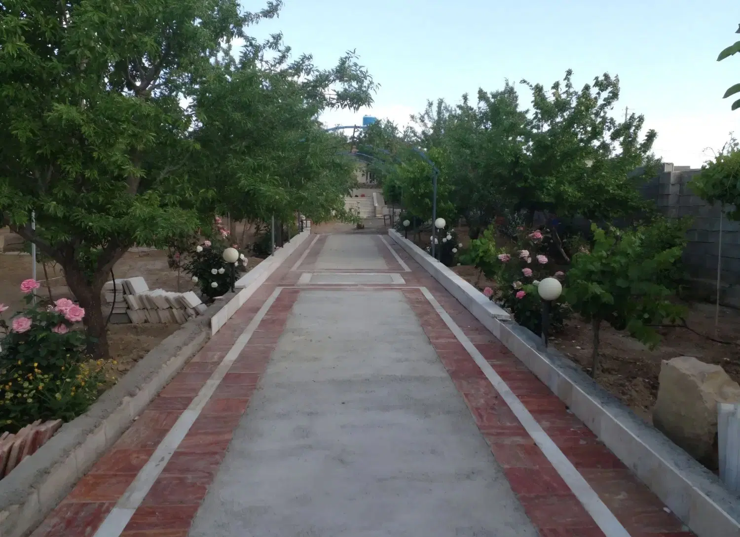 باغچه زیبا نزدیک شیراز
